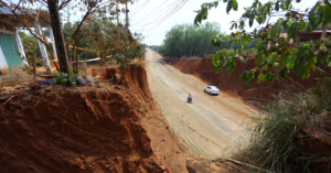 can canh 8 can nha chenh venh tren vach dat sau khi ha cot duong gan 10m 2292