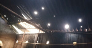 can canh mai nha o bac ha bi mua da duc thung lo cho 2000