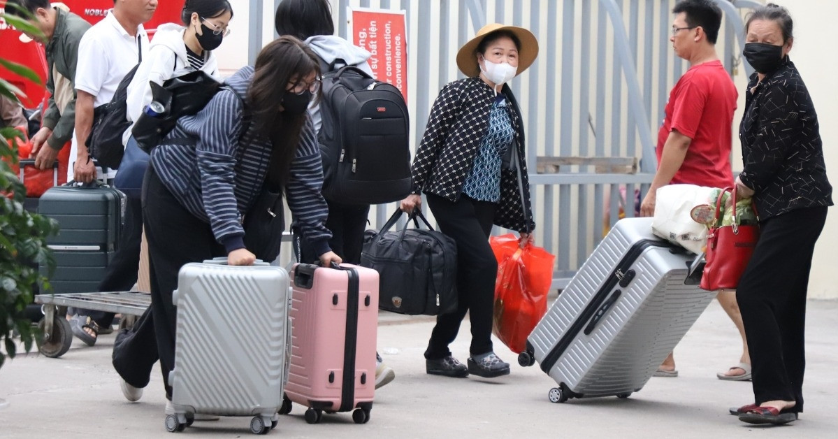 Canh Hang Tram Hanh Khach Vat Va Trung Chuyen Giua Hai Dau Ga Di An Bien Hoa 1710