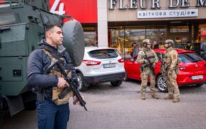 canh sat Ukraine canh sat co dong Ukraine canh sat vu trang Ukraine Kiev 18 4 2026 xa sung Ukrai