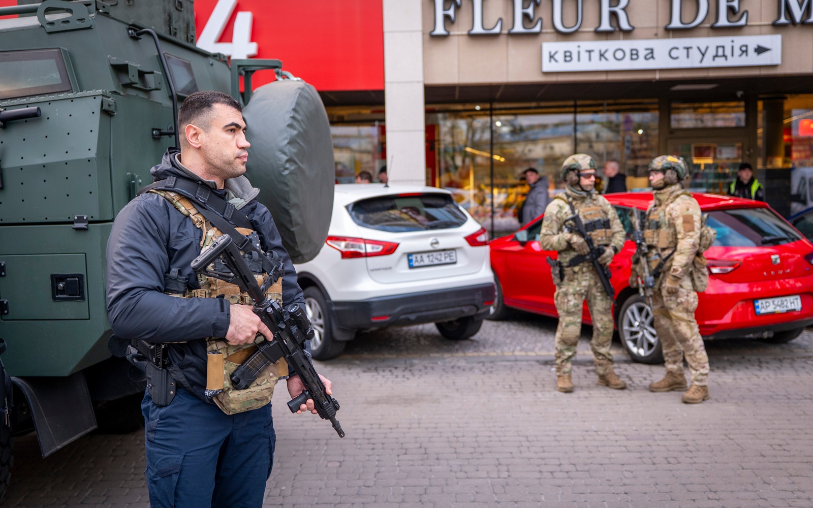 canh sat Ukraine canh sat co dong Ukraine canh sat vu trang Ukraine Kiev 18 4 2026 xa sung Ukrai