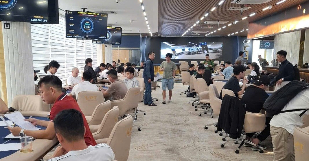 canh sat dot kich tu diem danh bac nup bong giai dau poker trong khach san 5 sao 2082