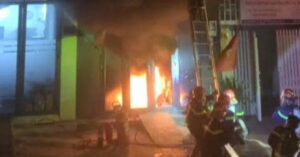 Canh Sat Giai Cuu 4 Nguoi Bi Mac Ket Trong Can Nha Ruc Lua O Tphcm 524