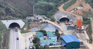 canh thi cong tren cao toc noi bai lao cai vua lam vua chay rui ro kho luong 2763