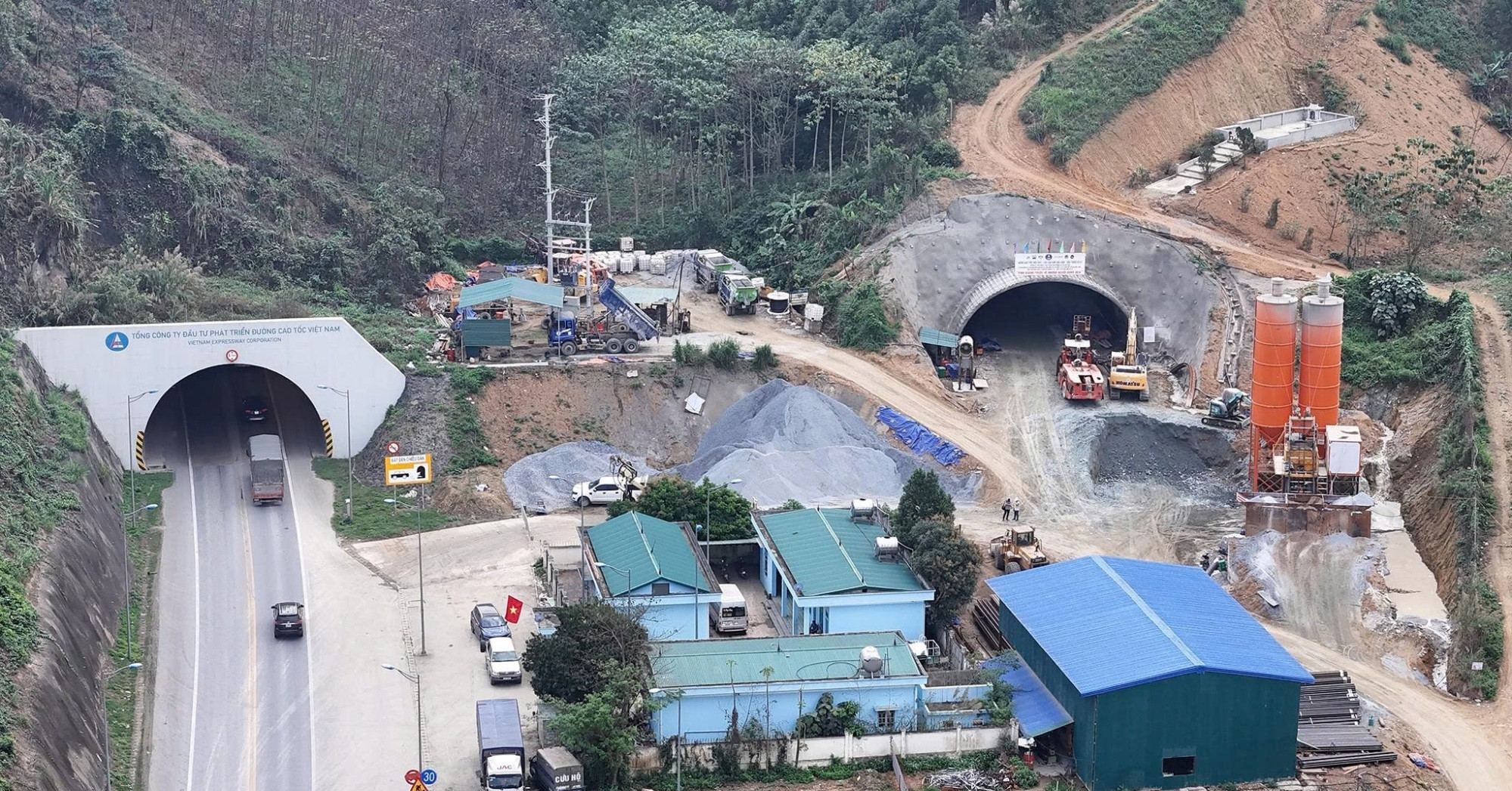 canh thi cong tren cao toc noi bai lao cai vua lam vua chay rui ro kho luong 2763