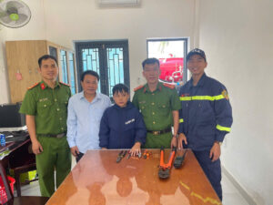 canh sat pccc va chcn cong an tp da nang thao thanh cong nhieu vong kim loai bi mac ket tren tay hoc