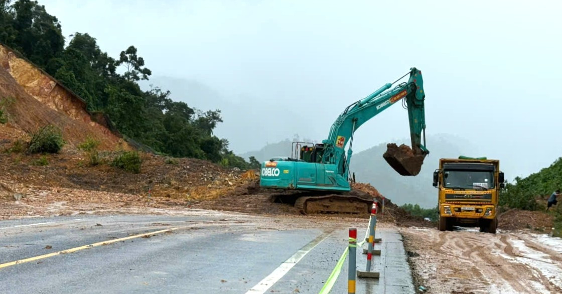 Cao Toc La Son Tuy Loan Tam Luu Thong Mot Lan Cam Xe Tai Va Xe Khach 1268