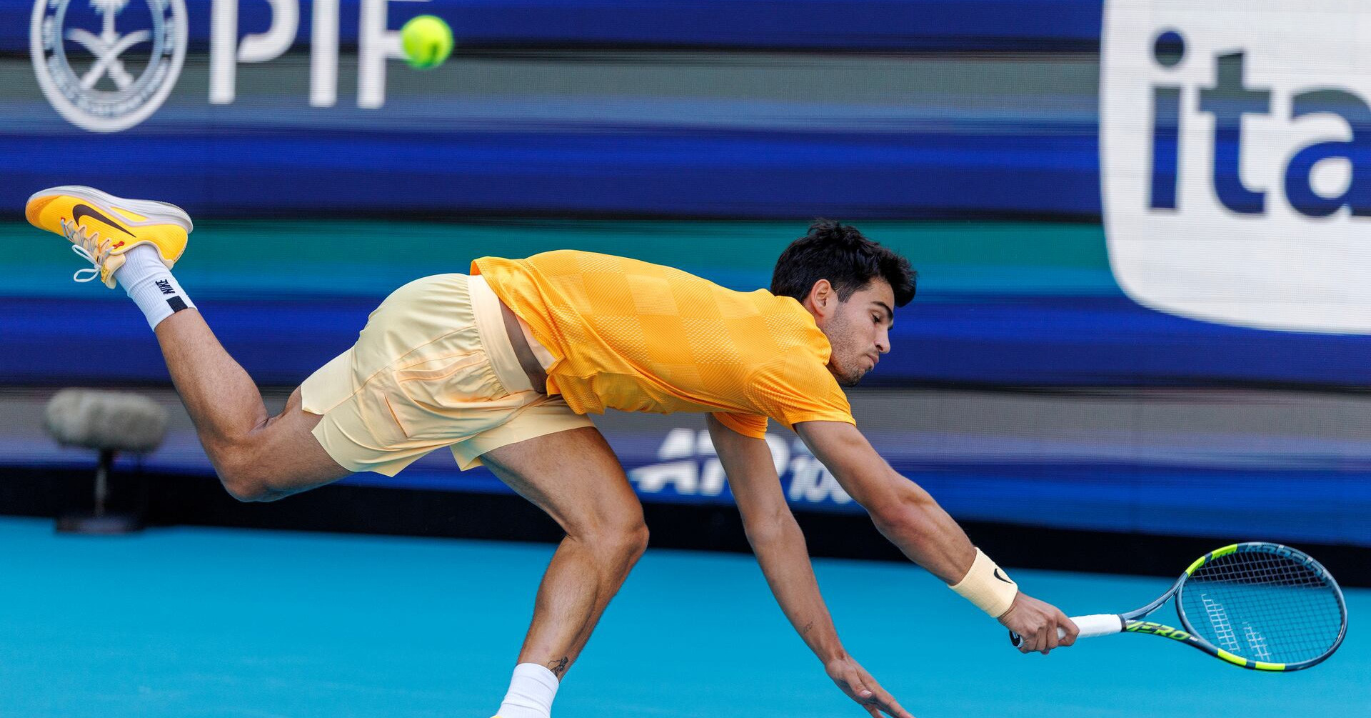 carlos alcaraz gan nhu khoc toi khong chiu noi chi muon ve nha 301