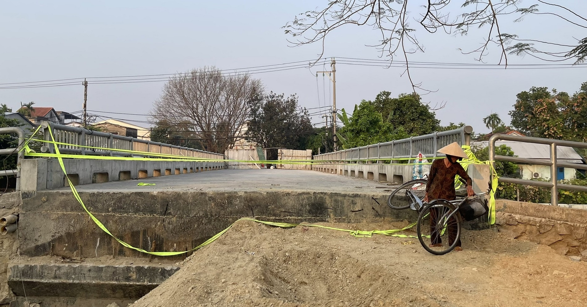 cau tien ty xay xong phai rao chan lai lanh dao phuong neu ly do lien quan 5 ho dan 841