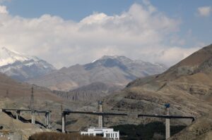 Người dân Iran bàng hoàng sau khi cây cầu lớn nhất nước bị đánh sập 2 cau b1 iran reuters