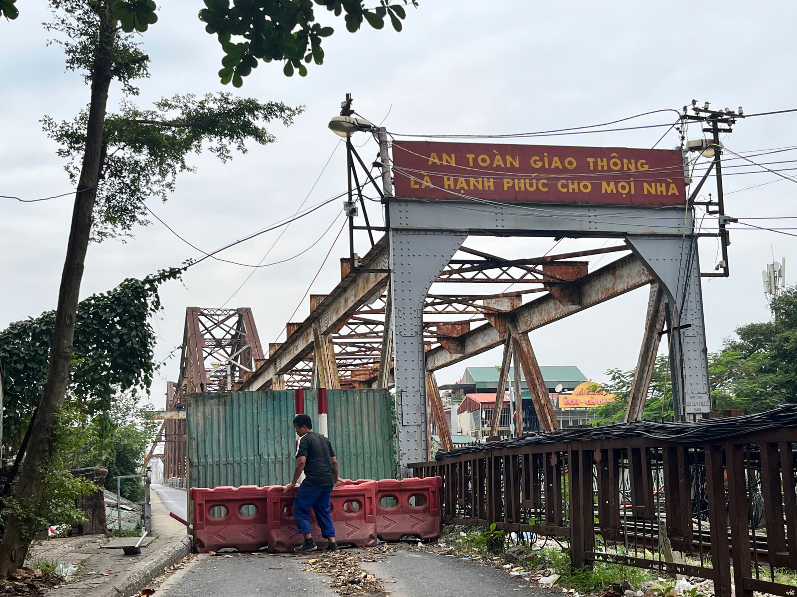 cau long bien10 scaled