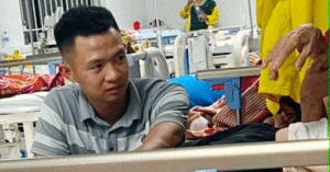 Chàng trai Nghệ An chăm bà nội U90 ở bệnh viện khiến nhiều người xúc động 2 chang trai nghe an cham ba noi u90 o benh vien khien nhieu nguoi xuc dong 2150