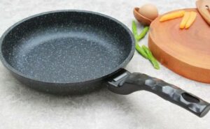 Chao Mat Lop Chong Dinh Dung Voi Vut Di Nho Vai Giot Nay Vao Chao Cu Cung Tron Bong Nhu Moi 125115.J