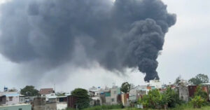 Chay Lon Tai Kho Phe Lieu O Tphcm Khoi Den Boc Cao Cuon Cuon Hang Chuc Met 2587