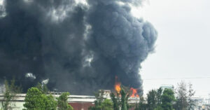 Cháy lớn tại nhà xưởng ở Hưng Yên, khói đen bốc cao ngùn ngụt 1 chay lon tai nha xuong o hung yen khoi den boc cao ngun ngut 1856