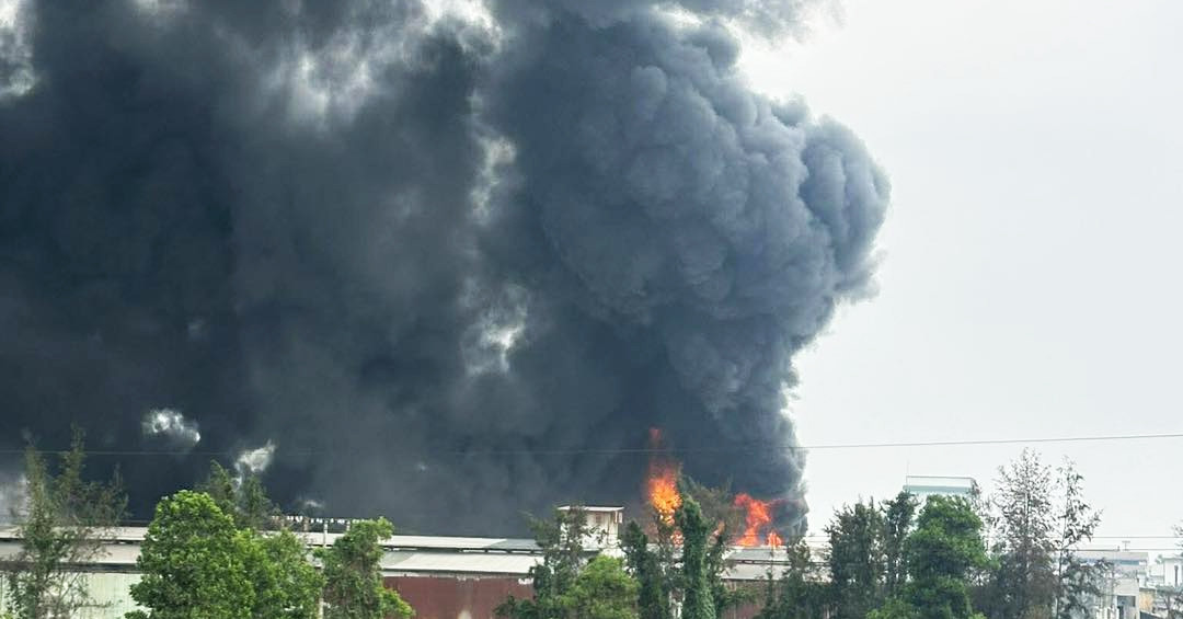 chay lon tai nha xuong o hung yen khoi den boc cao ngun ngut 1856