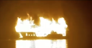 chay tau du lich cho 41 nguoi tren vinh ha long 2126