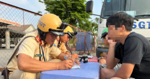 chay xe may nguoc chieu tren quoc lo o tphcm thanh nien cai cun voi csgt 1214