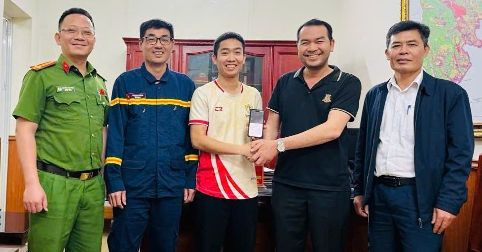 chien sy cong an thanh hoa tra lai 500 trieu dong cho nguoi chuyen nham 370