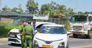 chong lai o to duoi theo dap pha taxi cho vo 1375