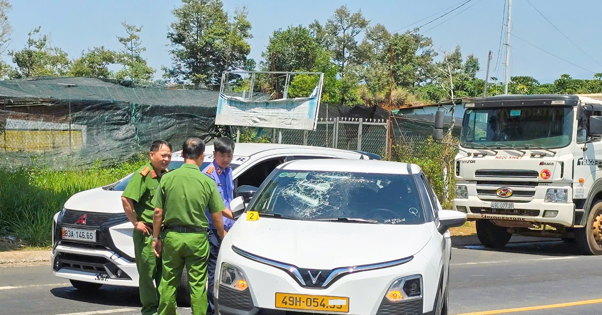 chong lai o to duoi theo dap pha taxi cho vo 1375