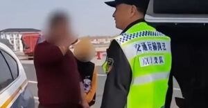 chong lai xe di hang chuc km moi phat hien bo quen vo o tram dung nghi 1658