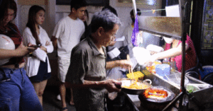 Chu Gu Nha Tho Duc Ba Sai Gon Ban Mon An Thom Nuc Khach Xep Hang Cho Mua 663