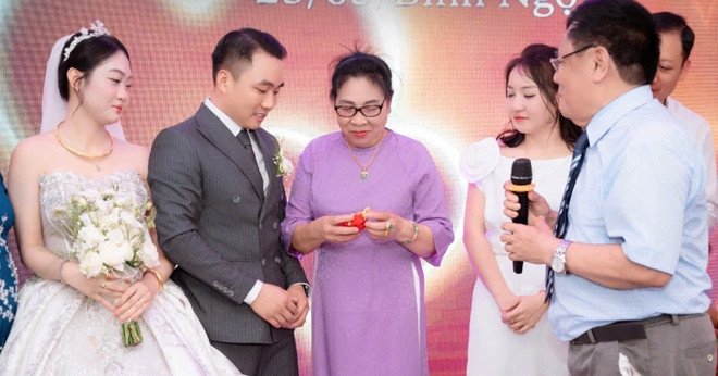 chu re ninh binh bat khoc khi nhan duoc 4 chi vang cua nguoi bo da mat 26 nam 1761