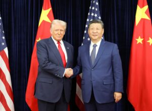 chu tich trung quoc tap can binh va tong thong my donald trump trong cuoc gap tai busan han quoc nga
