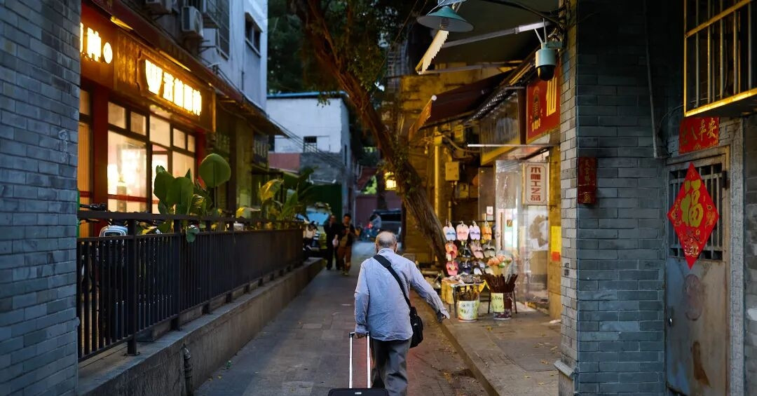 chuyen xuc dong ve cu ong 92 tuoi miet mai ban sach giua pho 333