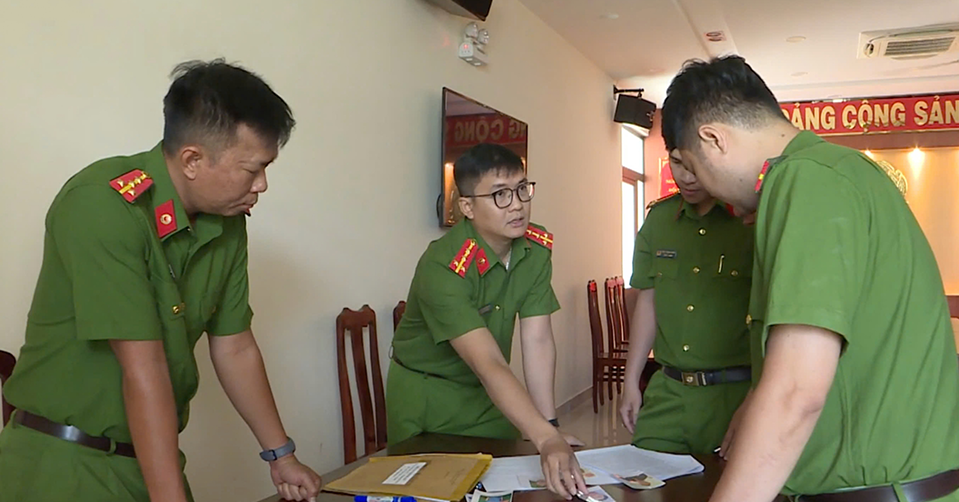 clip canh sat ke thu doan tinh vi cua nhom doi no thue song long 1375