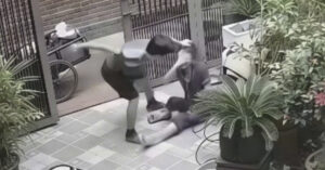 Clip chồng đánh đập, túm tóc kéo lê vợ từ sân vào nhà khiến người xem phẫn nộ 3 clip chong danh dap keo le vo tu san vao nha khien nguoi xem phan no 2382