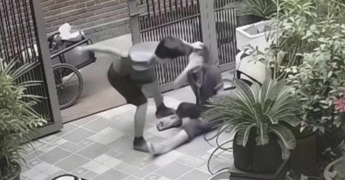 clip chong danh dap keo le vo tu san vao nha khien nguoi xem phan no 2382