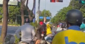 clip hai nguoi dan ong lao vao au da tren dai lo o tphcm gay hon loan 1523