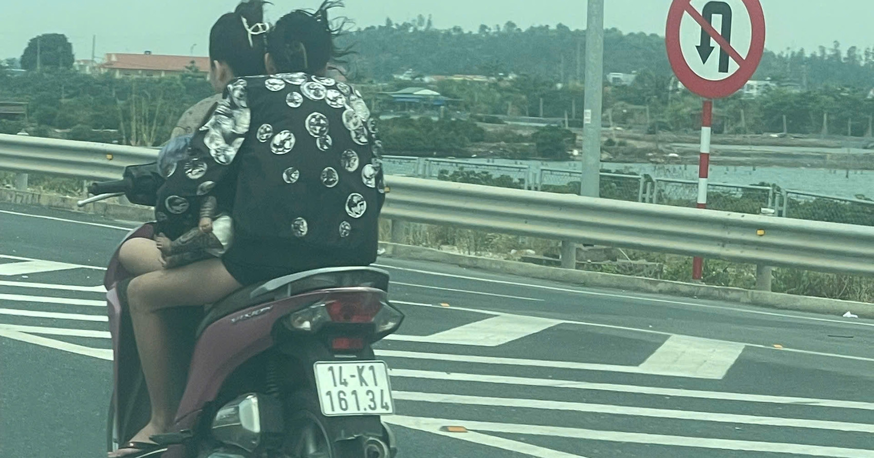 clip hai phu nu di xe may lang lach tren cao toc nguoi ngoi sau om bup be 761