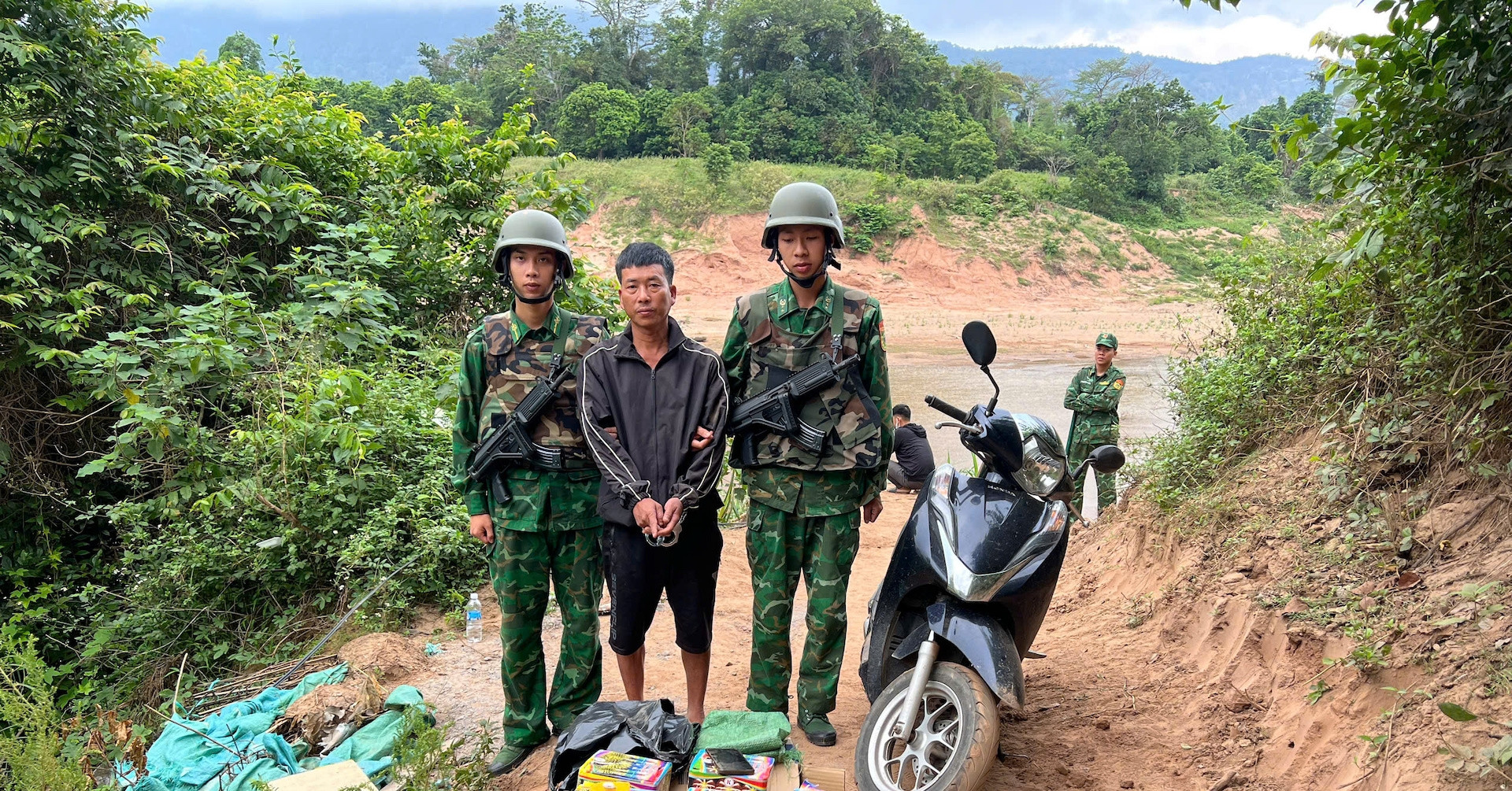 clip luc luong bien phong tom gon ke buon lau nhu phim hanh dong 406