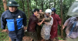 Clip Thot Tim Giai Cuu Nam Tai Xe Bi Cuon Xuong Vuc O Da Nang 2824