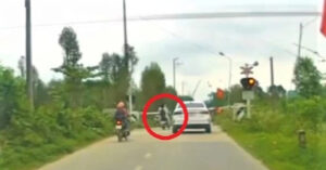 clip thot tim hai nu sinh lieu linh bang qua duong ray khi tau hoa dang ap toi 2322.webp