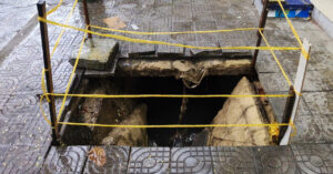 Clip Vỉa Hè Bất Ngờ Sụp Trước Cửa Hàng, Người Đàn Ông Thoát Nạn Trong Gang Tấc Clip Via He Bat Ngo Sup Truoc Cua Hang Nguoi Dan Ong Thoat Nan Trong Gang Tac 2114