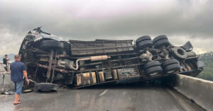 clip xe tai tong bien dang dai phan cach roi lat ngang cao toc un tac hang km 2512