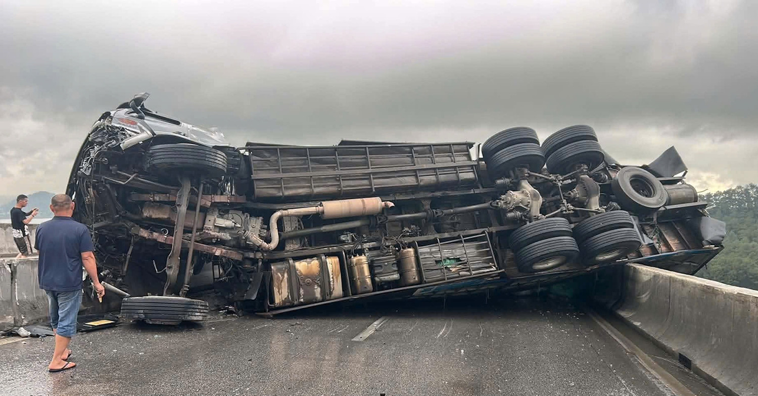 clip xe tai tong bien dang dai phan cach roi lat ngang cao toc un tac hang km 2512