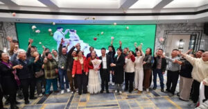 co dau mo coi duoc nguoi xung quanh chong lung trong tiec lai mat 2539