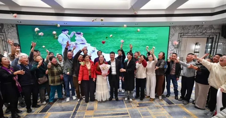 co dau mo coi duoc nguoi xung quanh chong lung trong tiec lai mat 2539