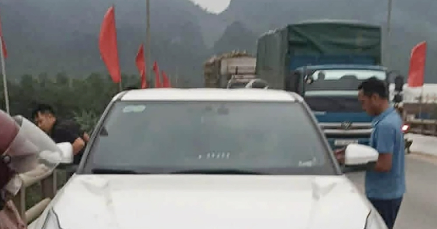 co gai nghi da de lai o to tren cau roi mat tich 394