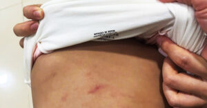 co giao bi to bao hanh be gai 2 tuoi 2797