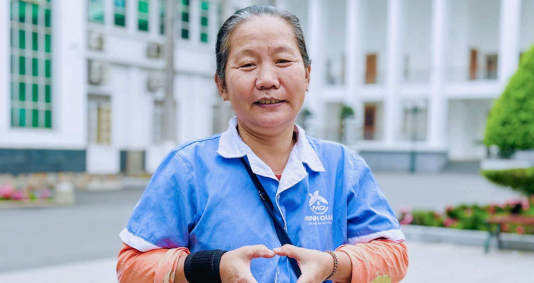 co lao cong biet nhieu thu tieng o dai hoc ha noi sua phat am cho ca sinh vien 218