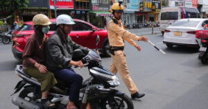 Cố tình 'tranh đường' với tàu hỏa, nhiều người bị CSGT TPHCM phạt nặng 3 co tinh tranh duong voi tau hoa nhieu nguoi bi csgt tphcm phat nang 2167