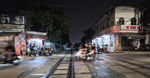 Cố vượt rào chắn, người phụ nữ còn quay lại hành hung nhân viên đường sắt 1 co vuot rao chan nguoi phu nu con quay lai hanh hung nhan vien duong sat 17