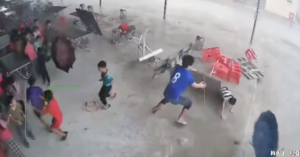 Cơn dông bất ngờ quét qua trường học, bàn bị thổi bay, va vào học sinh 1 con dong bat ngo quet qua truong hoc ban bi thoi bay va vao hoc sinh 394
