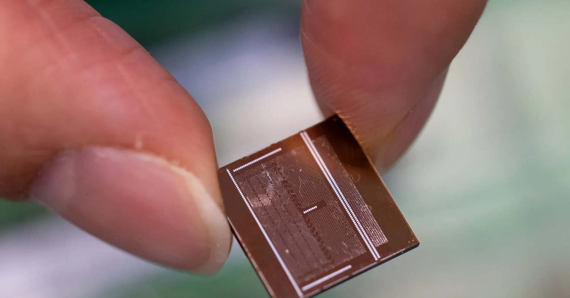 Con Sot Ai Hut Can Chip Nho Day Do Dien Tu Va Xe Hoi Vao Tham Canh 2659